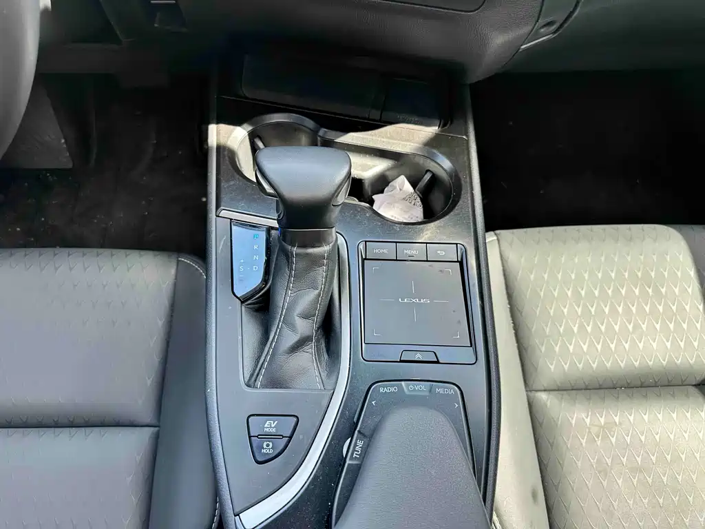 Lexus UX 2021 — фото 15