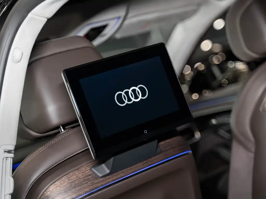 Audi A8 2023 — фото 20