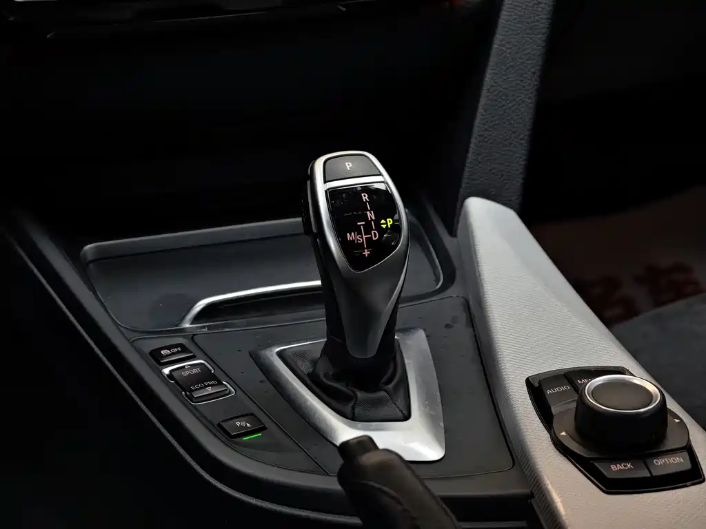 BMW 3 Series 2017 — фото 29