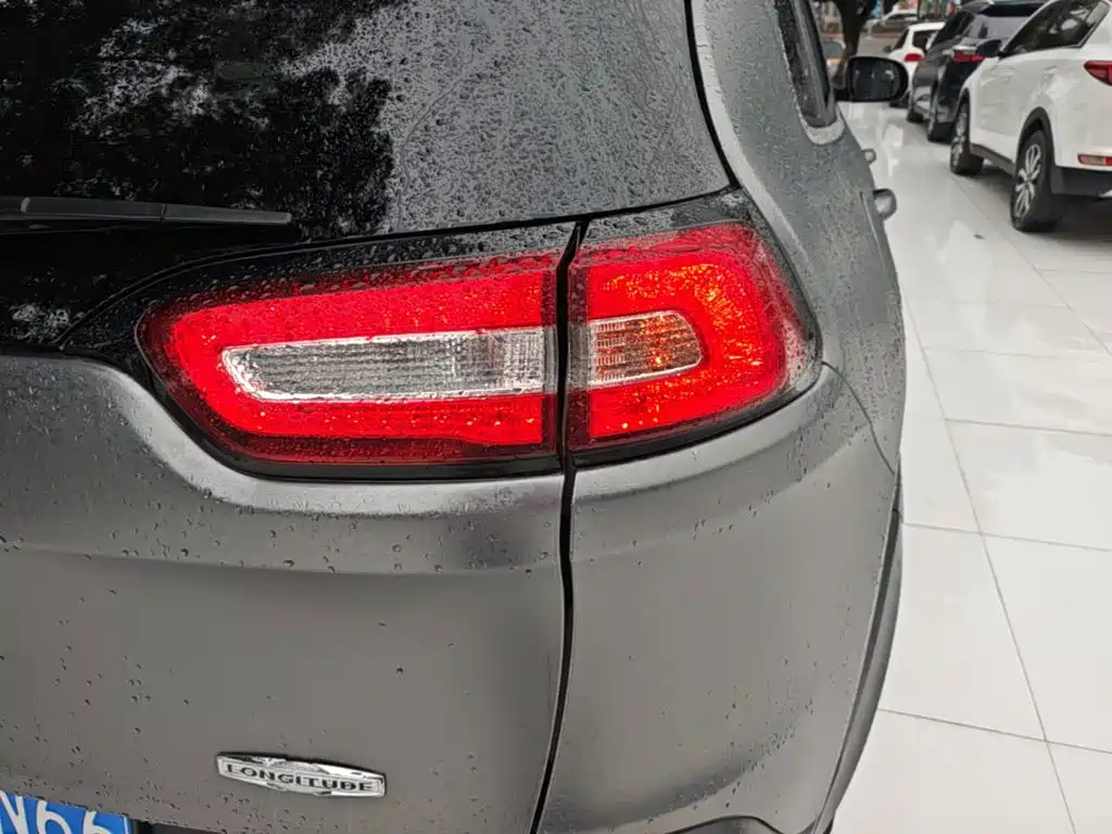 Jeep Cherokee 2015 — фото 8