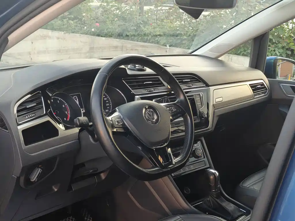 Volkswagen Touran 2017 — фото 11