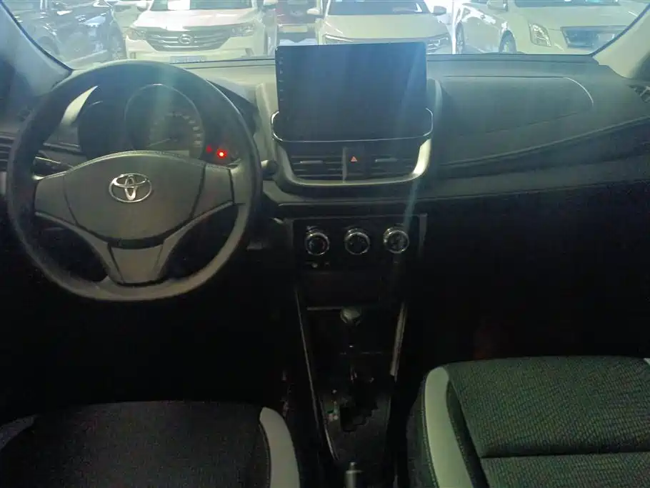 Toyota Yaris L 2021 — фото 12