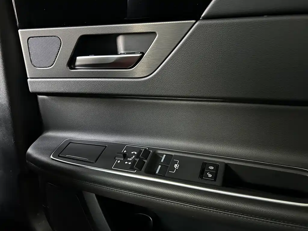 Jaguar XFL 2020 — фото 20