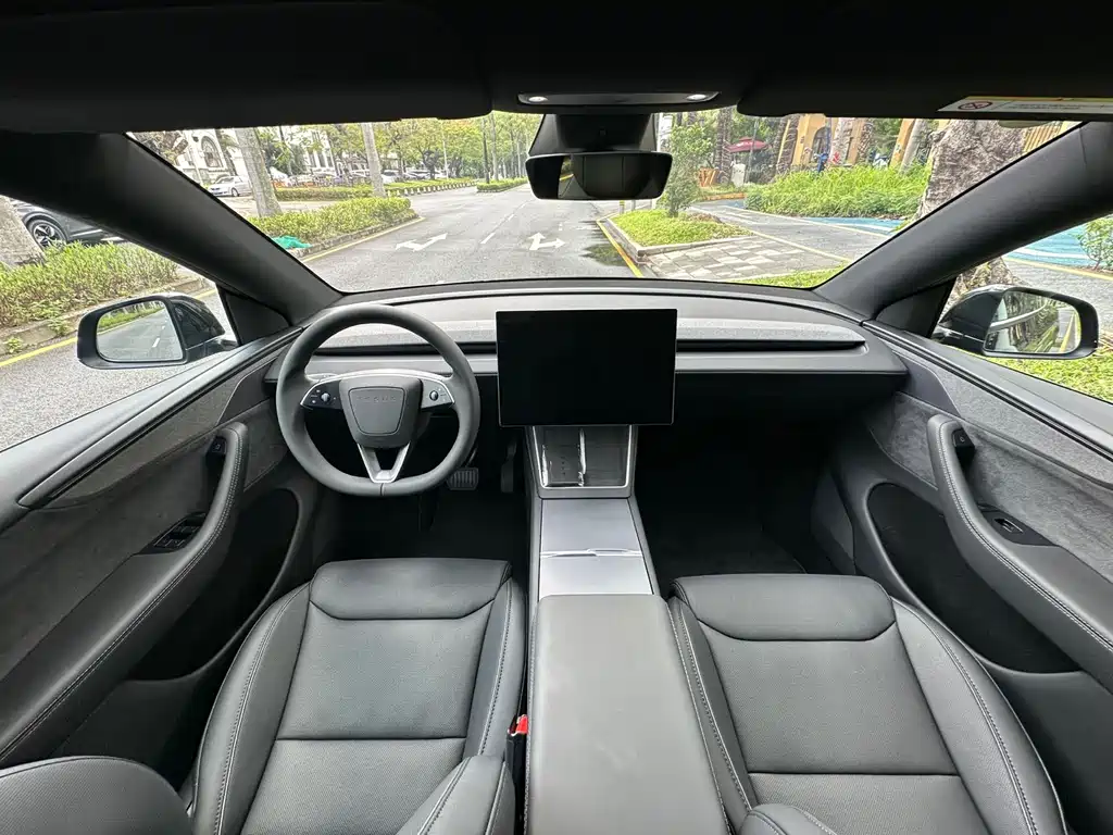 Tesla Model Y L 2025 — фото 6