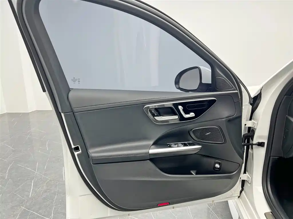 Mercedes-Benz C-Class 2024 — фото 11
