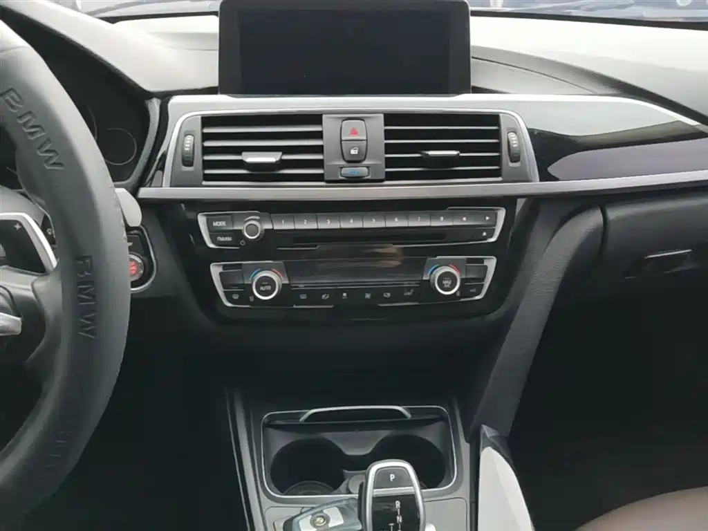 BMW 3 Series 2019 — фото 13