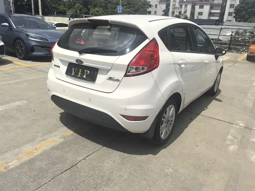 Ford Fiesta 2015 — фото 4