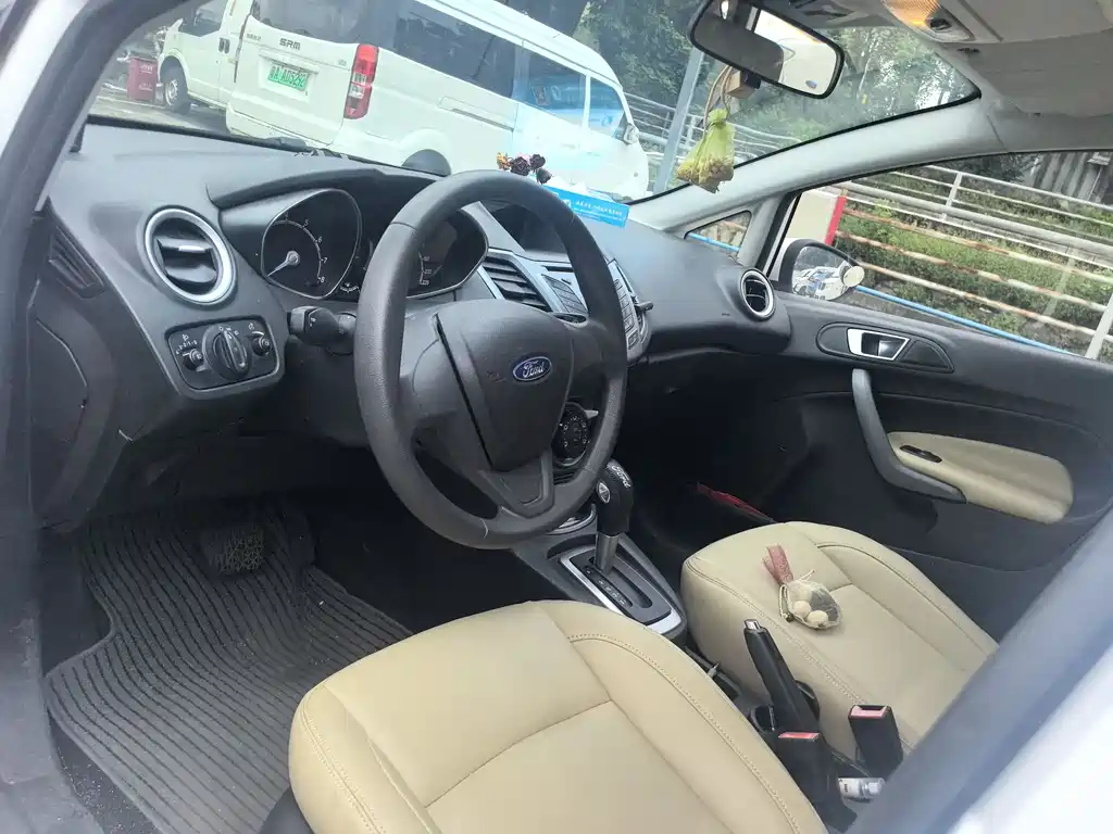 Ford Fiesta 2015 — фото 10