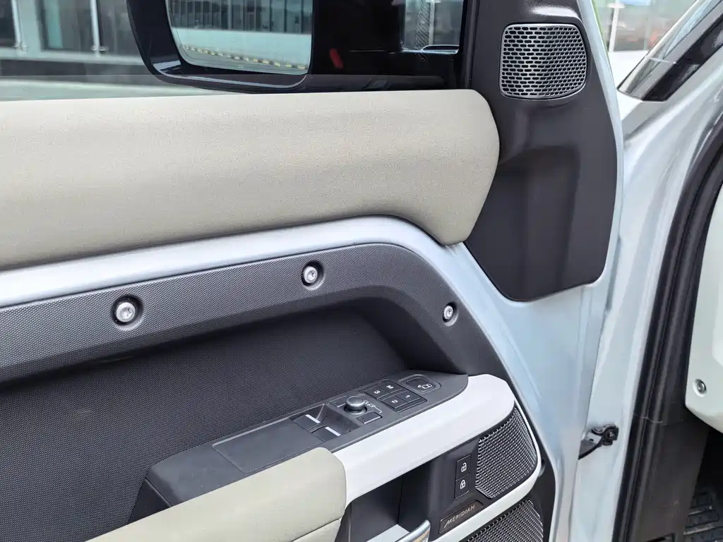 Land Rover Defender 2022 — фото 10