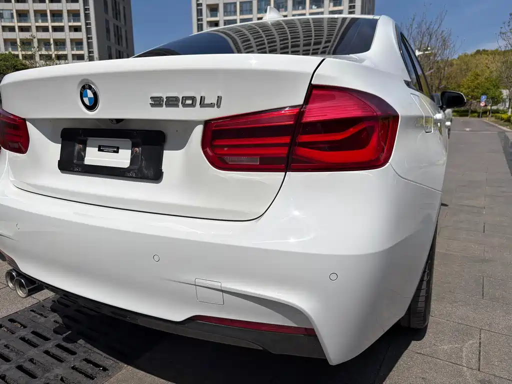 BMW 3 Series 2018 — фото 23