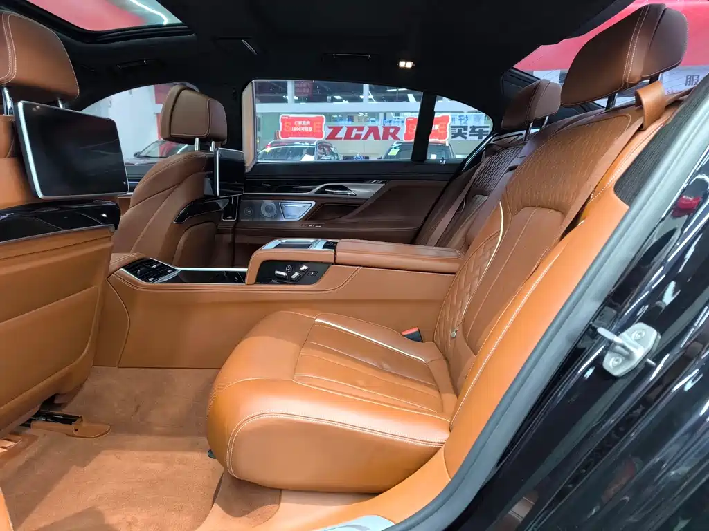 BMW 7 Series 2018 — фото 13
