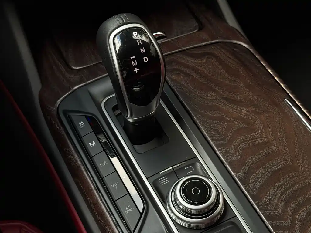 Maserati Levante 2017 — фото 18