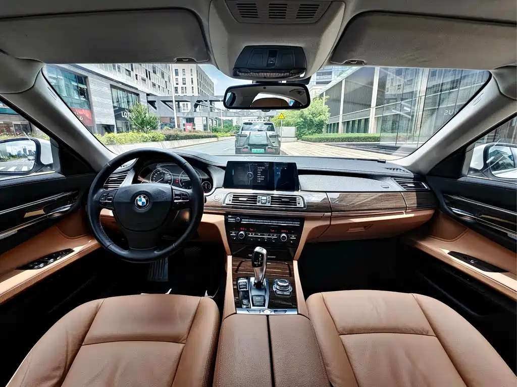 BMW 7 Series 2011 — фото 14