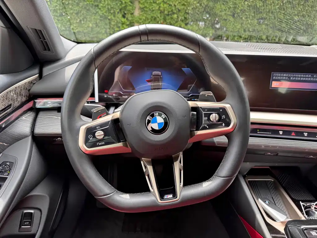 BMW 5 Series 2025 — фото 12