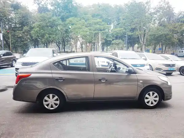 Nissan Sunny 2015