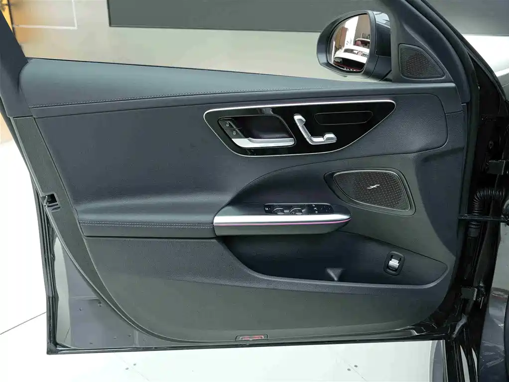 Mercedes-Benz C-Class 2025 — фото 14
