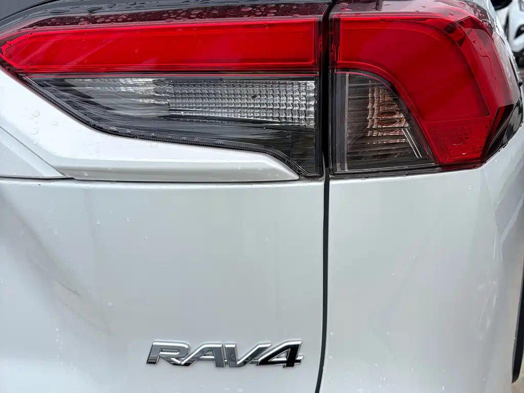 Toyota RAV4 2023 — фото 15