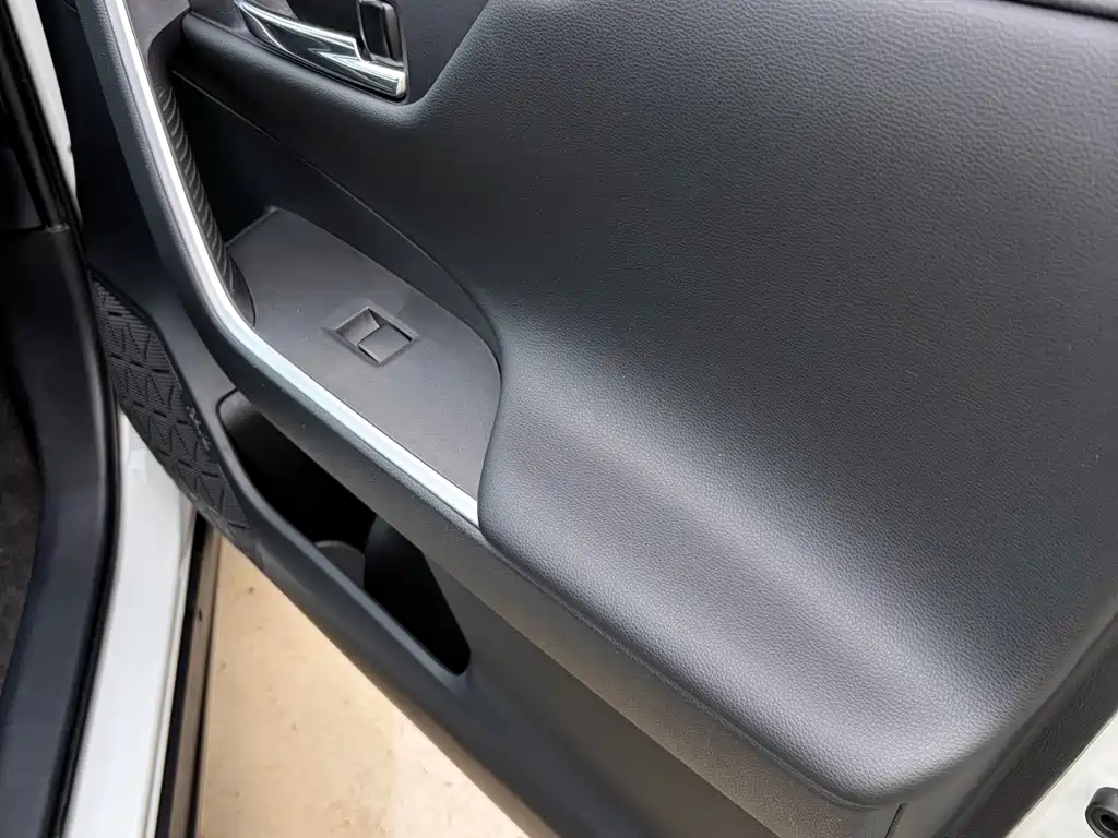 Toyota RAV4 2023 — фото 18