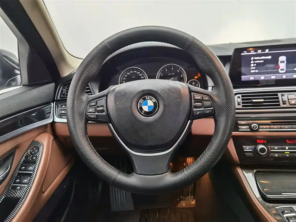 BMW 5 Series 2016 — фото 11