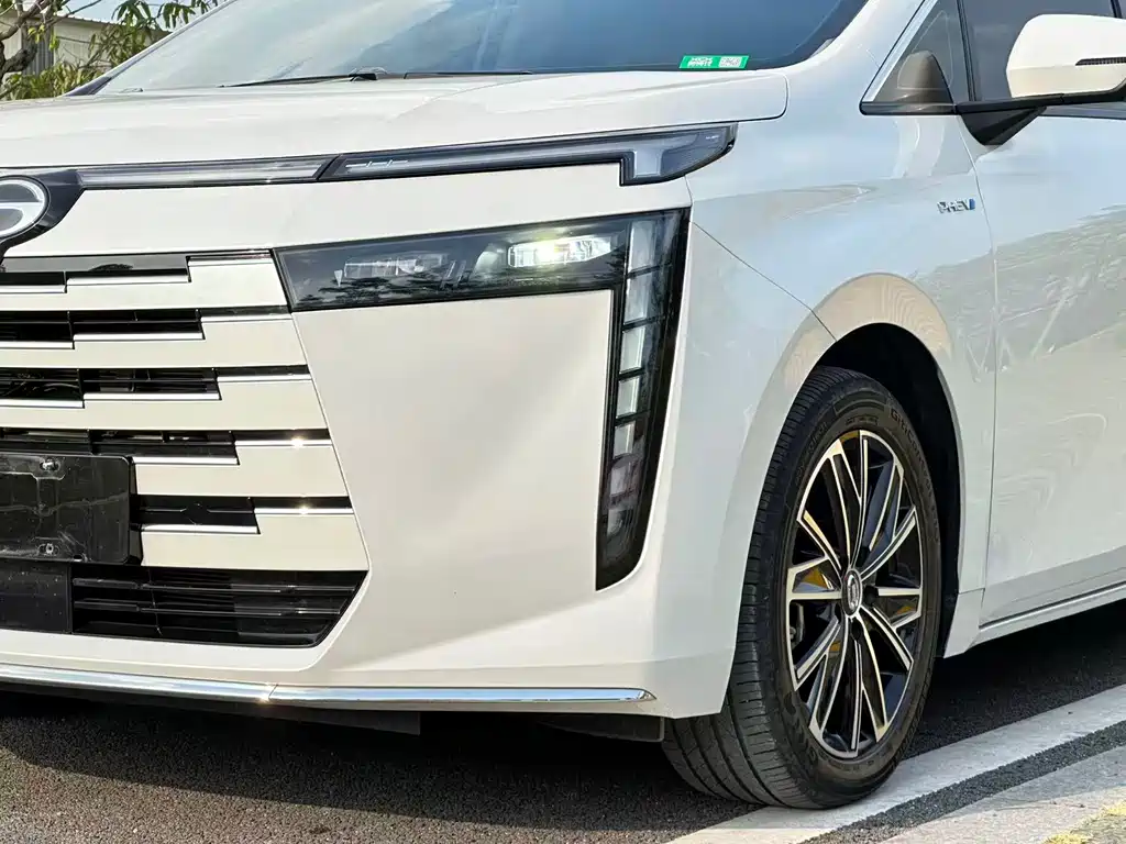 GAC Motor E8 PHEV 2025 — фото 13