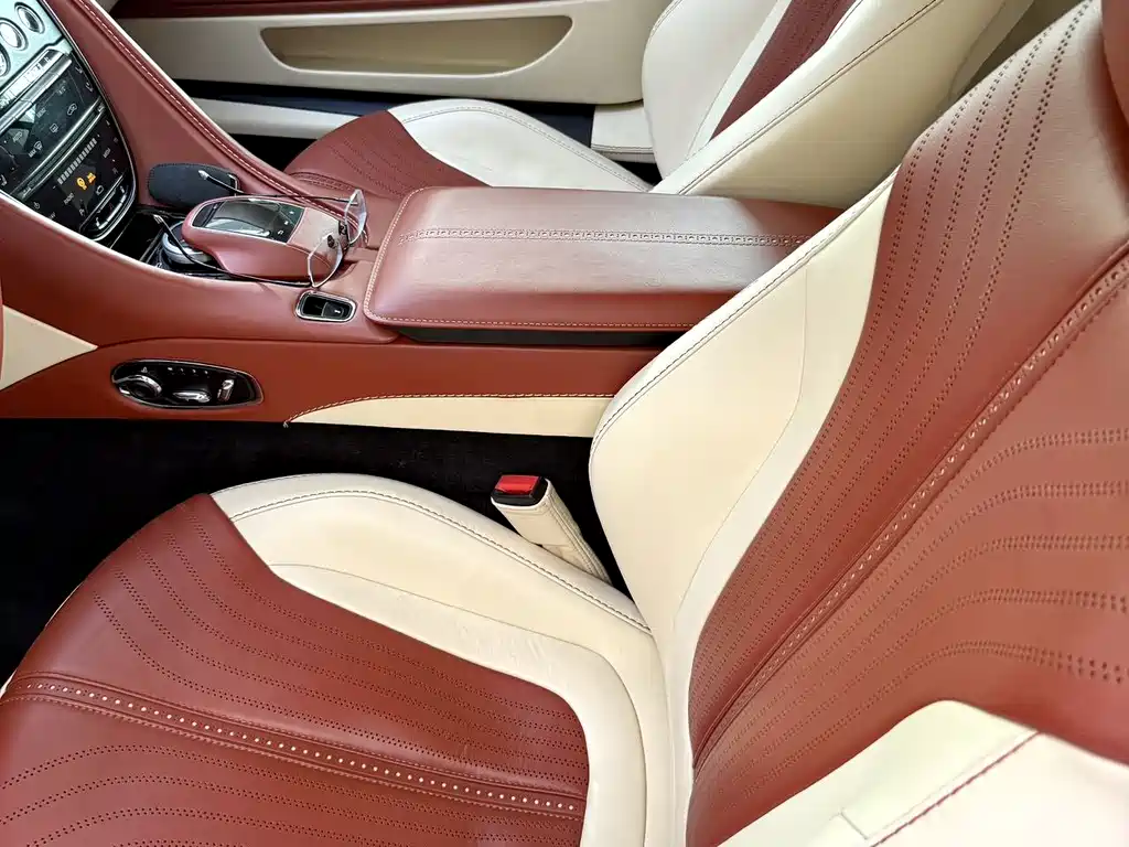 Aston Martin DB11 2019 — фото 15