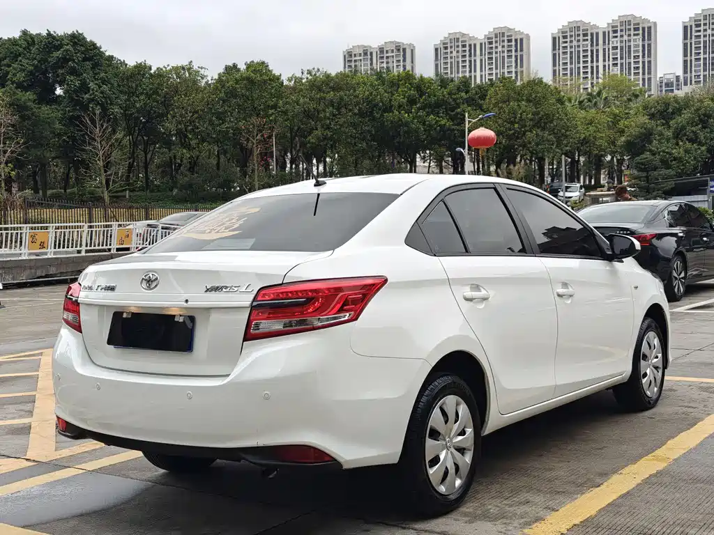 Toyota Yaris L 2021 — фото 4