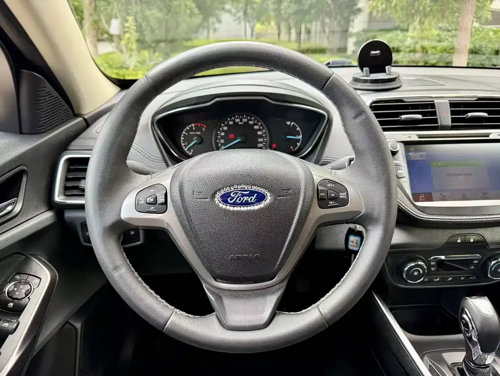 Ford Escort 2018 — фото 14