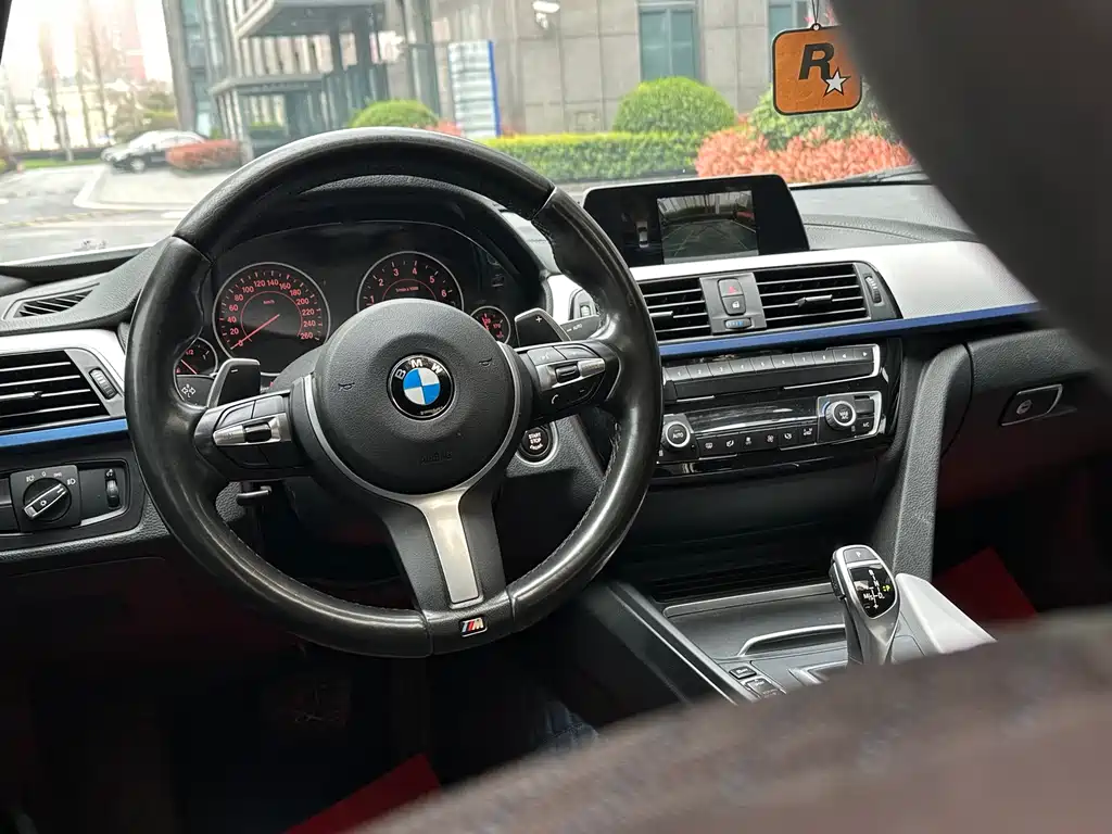 BMW 3 Series 2018 — фото 18