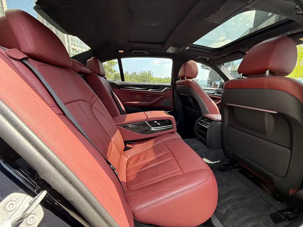 BMW 5 Series 2019 — фото 24