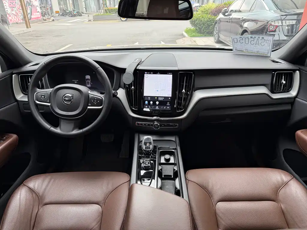 Volvo XC60 2022 — фото 11