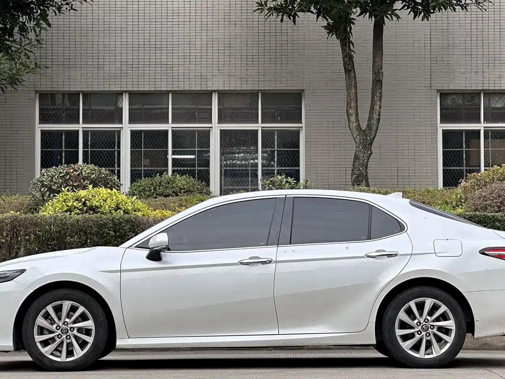 Toyota Camry 2022 — фото 3
