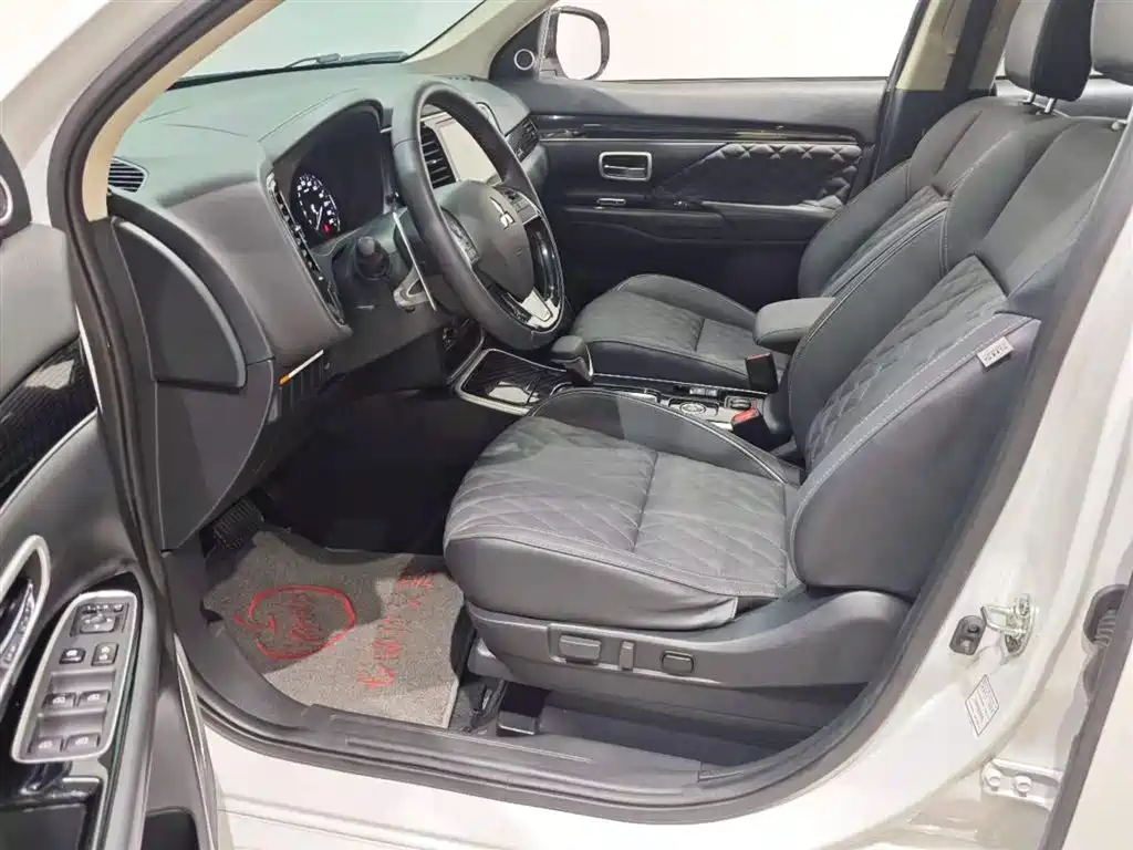 Mitsubishi Outlander 2022 — фото 10