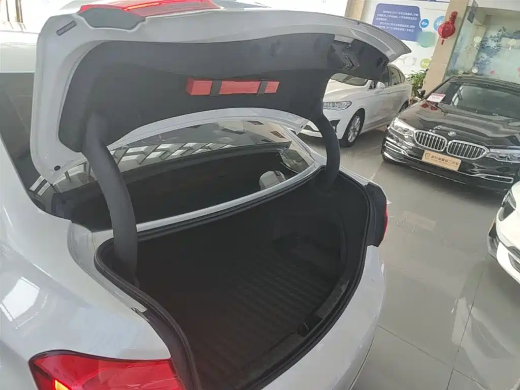 BMW 3 Series 2018 — фото 19