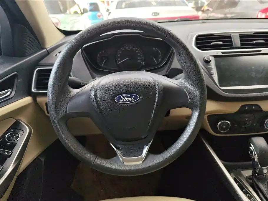 Ford Escort 2016 — фото 15
