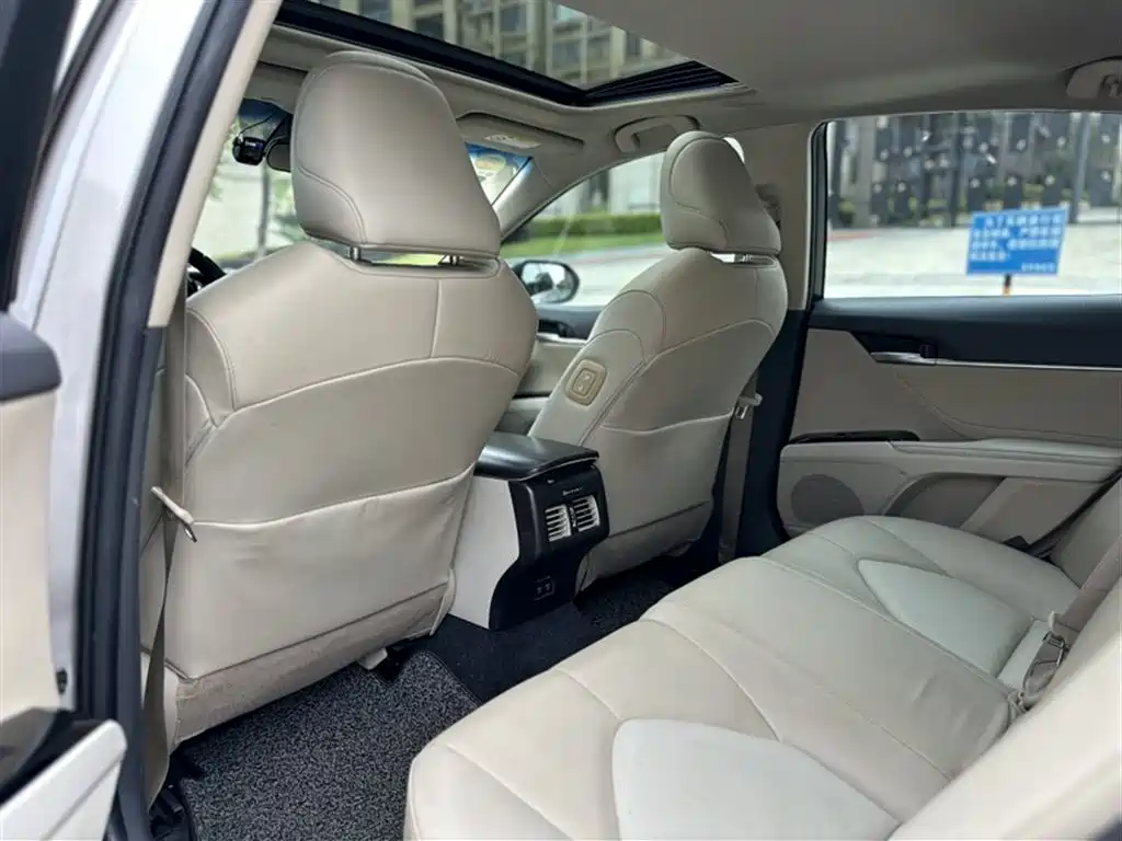 Toyota Camry 2018 — фото 11
