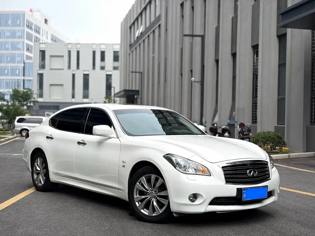 Infiniti Q70 2015