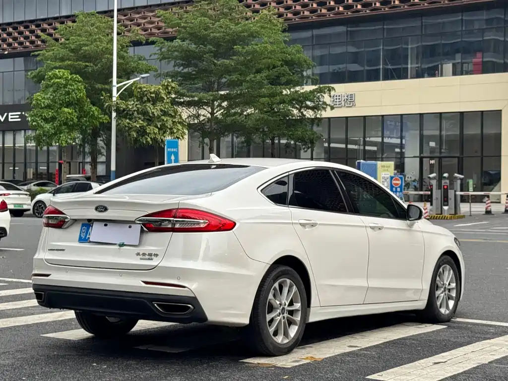 Ford Mondeo 2019 — фото 27