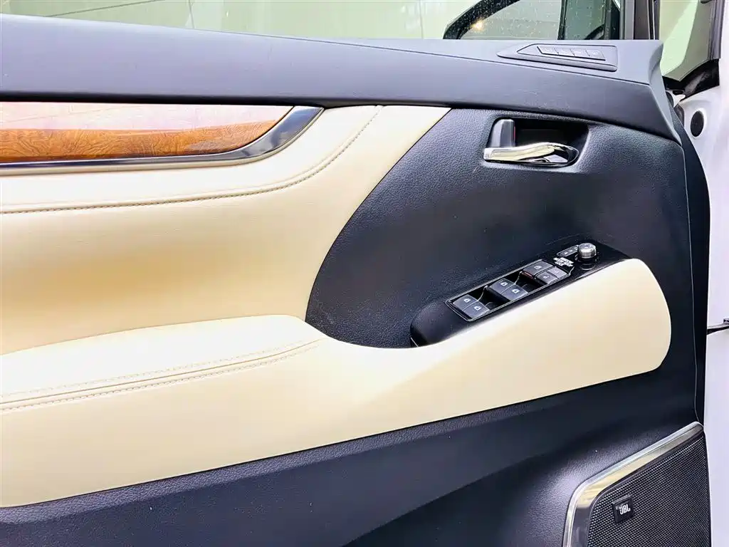 Toyota Alphard 2017 — фото 11