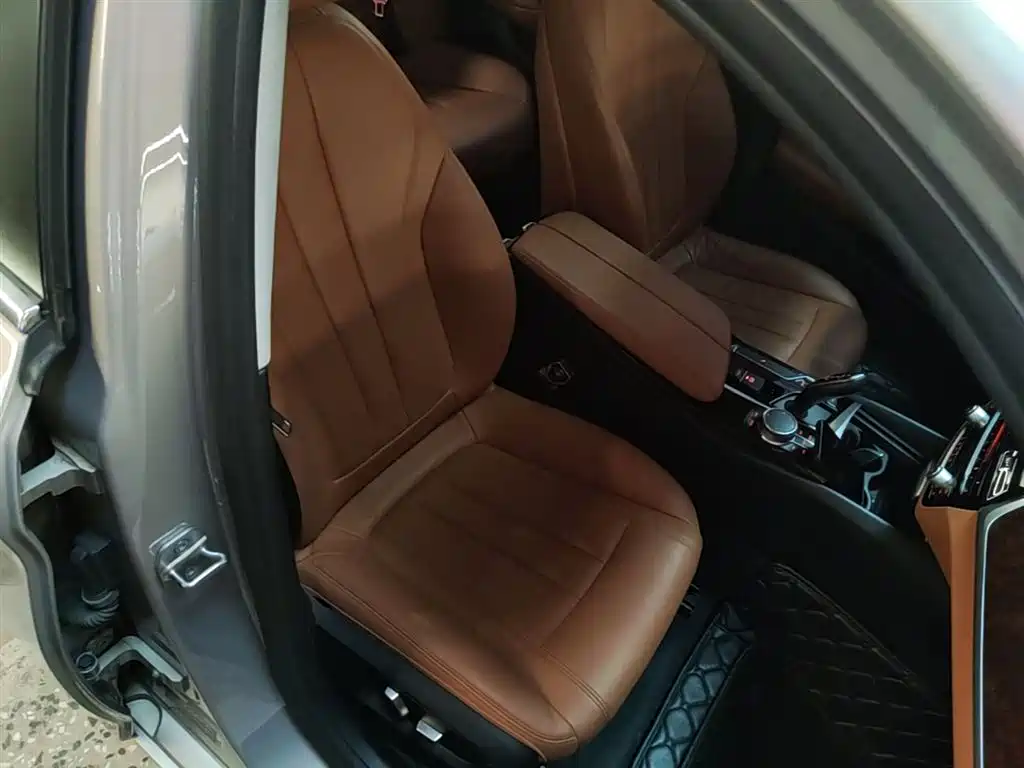 BMW 5 Series 2018 — фото 25