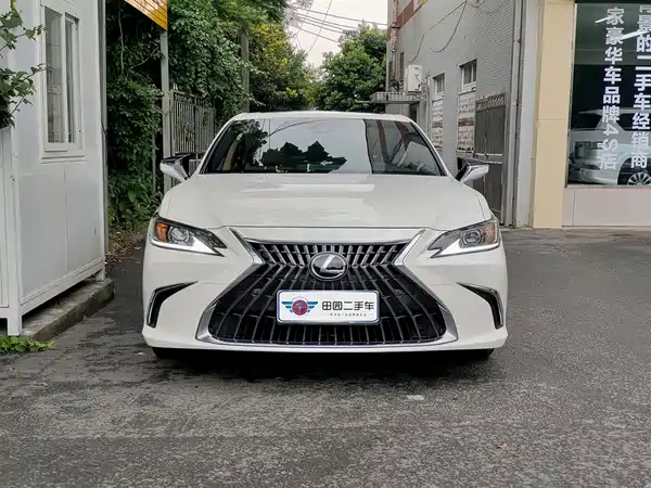 Lexus ES 2021