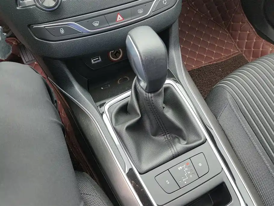 Peugeot 408 2015 — фото 16