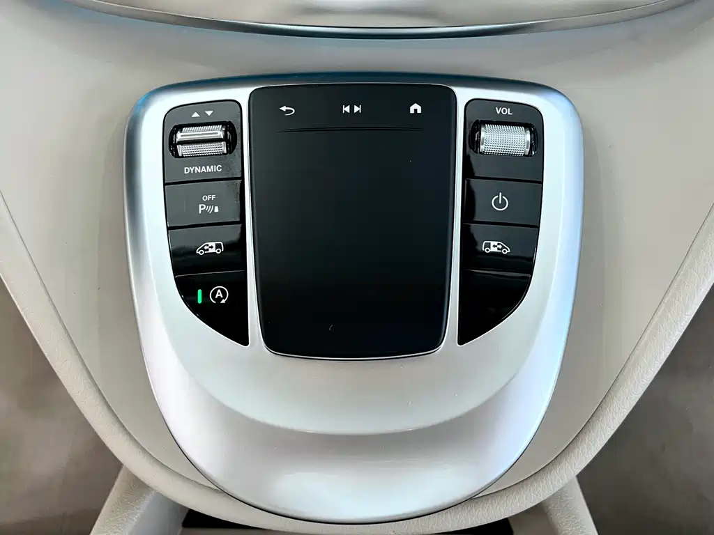 Mercedes-Benz V-Class 2023 — фото 17