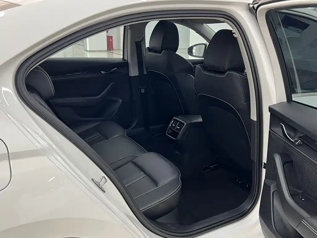 Skoda Octavia 2021 — фото 12