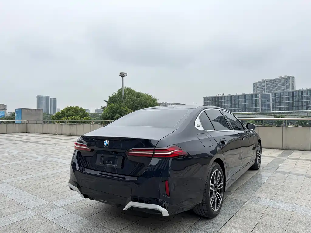 BMW 5 Series 2025 — фото 10