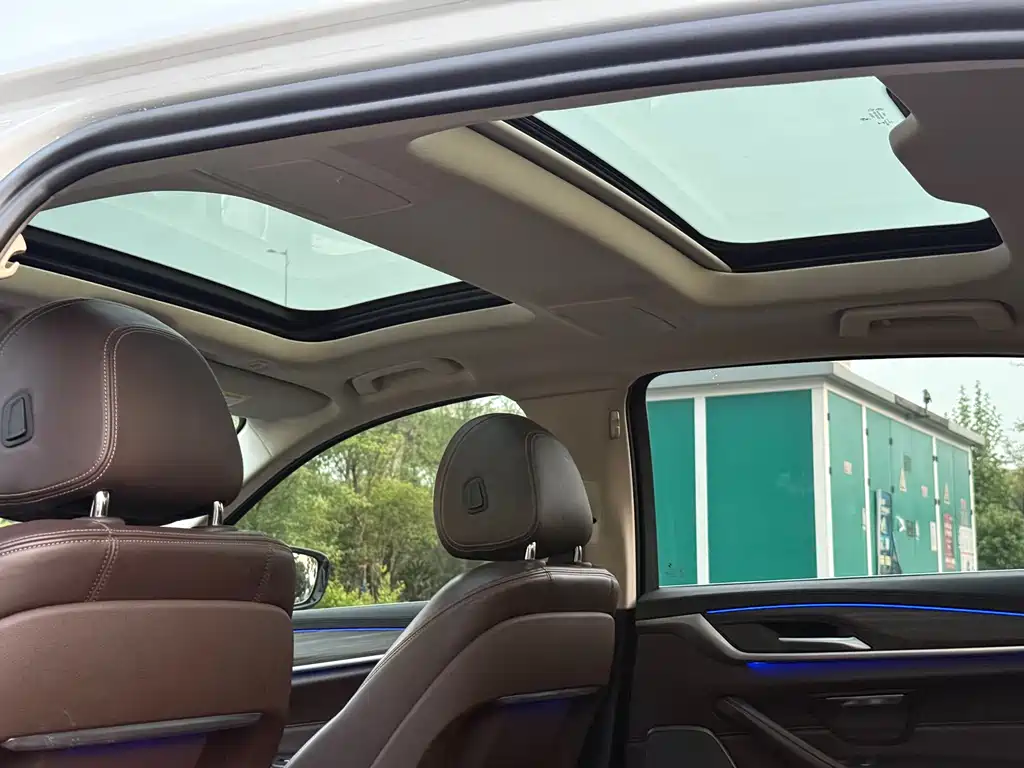 BMW 5 Series 2019 — фото 14