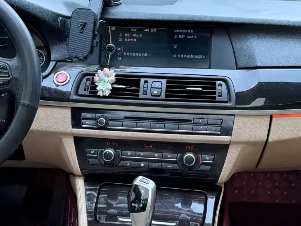 BMW 5 Series 2011 — фото 11