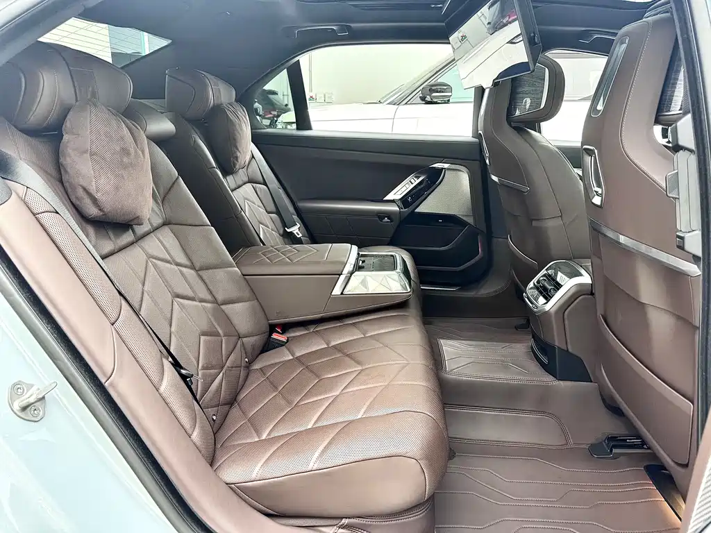BMW i7 2023 — фото 16