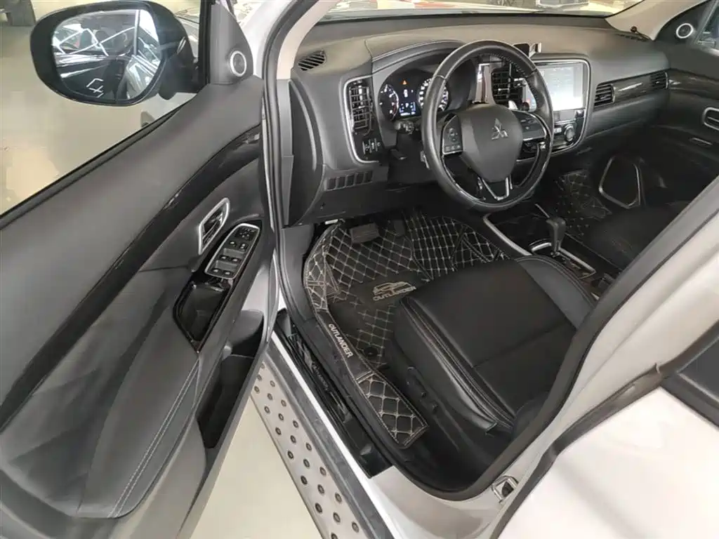 Mitsubishi Outlander 2019 — фото 16