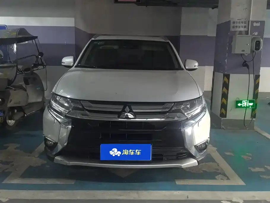 Mitsubishi Outlander 2017 — фото 2
