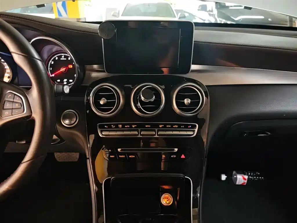 Mercedes-Benz GLC 2018 — фото 13
